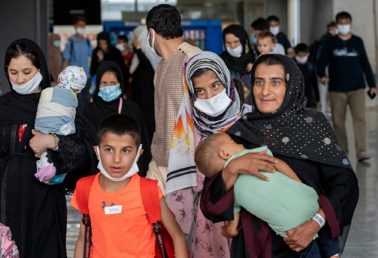 미국 공항 도착해 안도하는 아프간 피란민 가족들. 챈틸리 AP=연합뉴스